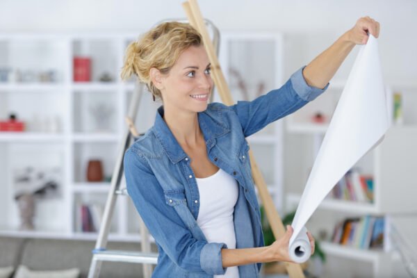 Vrouw kinderbehang kiezen sfeerbeeld