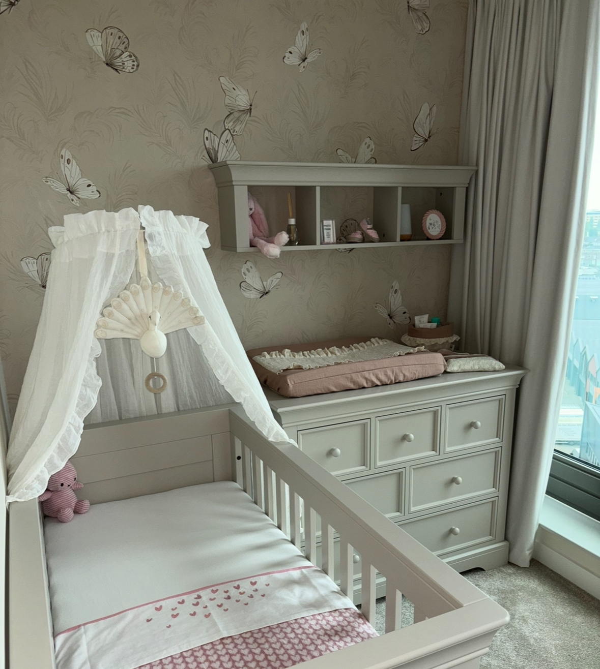 Vlinder kinderbehang beige sfeerfoto klant 1