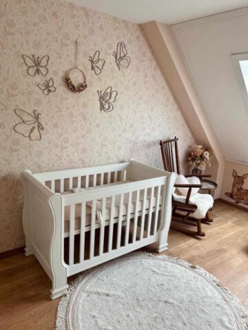 Botanisch retro bloemen kinderbehang beige sfeerfoto klant 1