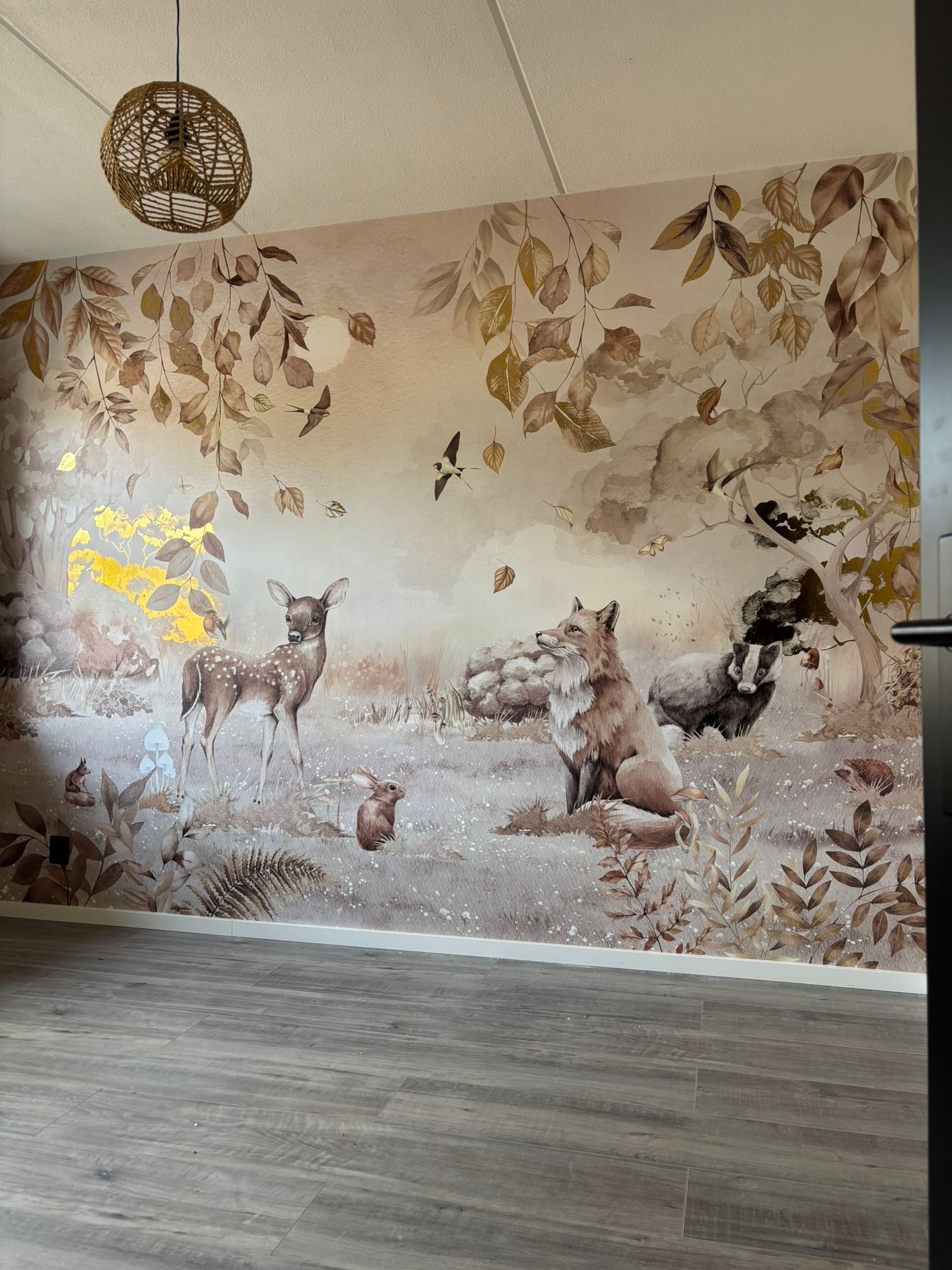 Klantfoto sfeerbeeld bosdieren behang met goud